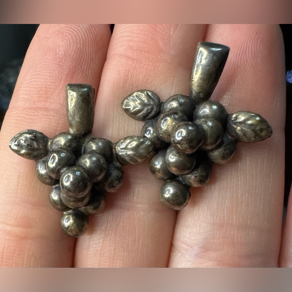 Vintage Mexico Sterling Silver Grape & Leaf Designed Screw Back Earrings ~ 4.86g